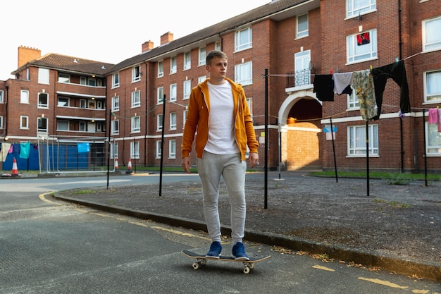 Foto gratuita hombre de tiro completo en patineta