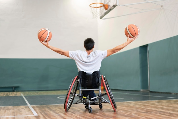 Hombre de tiro completo con pelotas de baloncesto