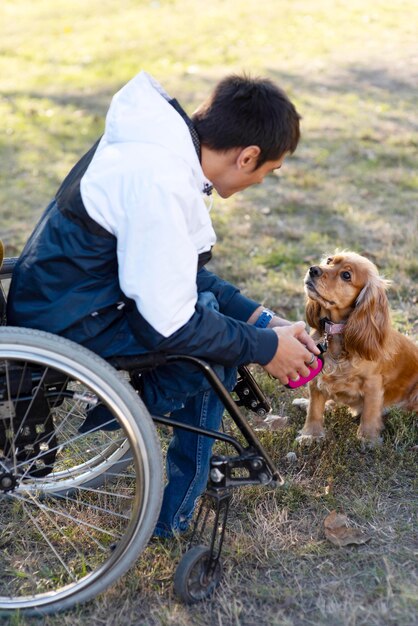 Hombre de tiro completo con perro al aire libre