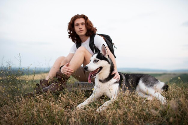 Hombre de tiro completo con perro en la naturaleza