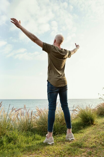 Hombre de tiro completo posando al aire libre