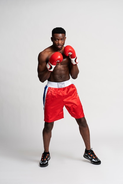 Hombre de tiro completo practicando boxeo