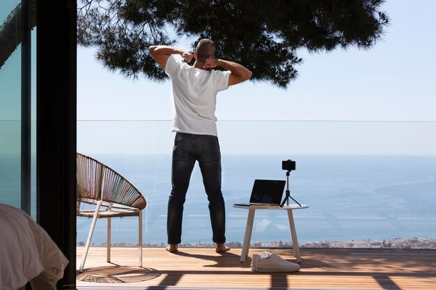 Hombre de tiro completo que se extiende al aire libre