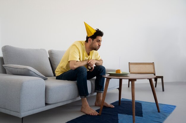 Foto gratuita hombre de tiro completo que sopla una vela