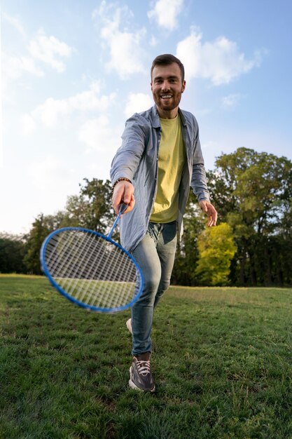 Hombre de tiro completo con raqueta de tenis