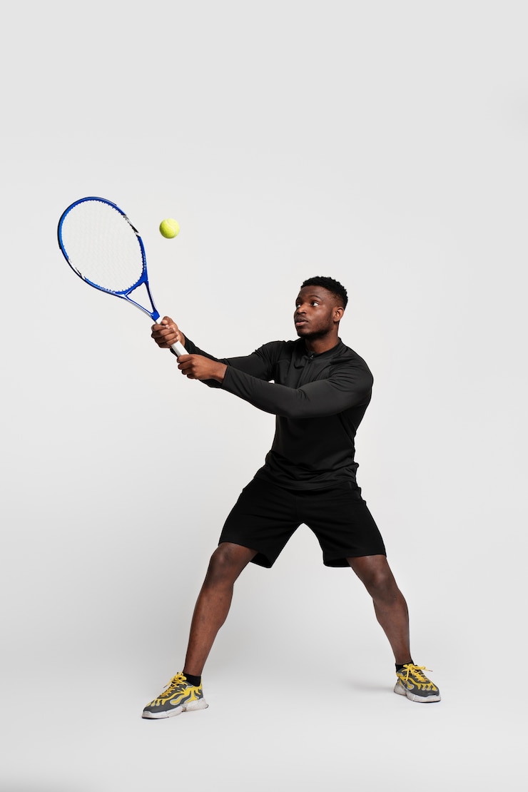 Foto gratuito hombre de tiro completo con raqueta de tenis
