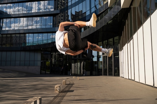 Foto gratuita hombre de tiro completo saltando al aire libre