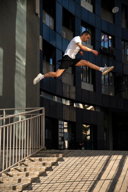 Hombre de tiro completo saltando al aire libre