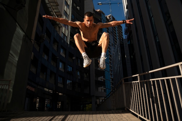 Foto gratuita hombre de tiro completo saltando al aire libre