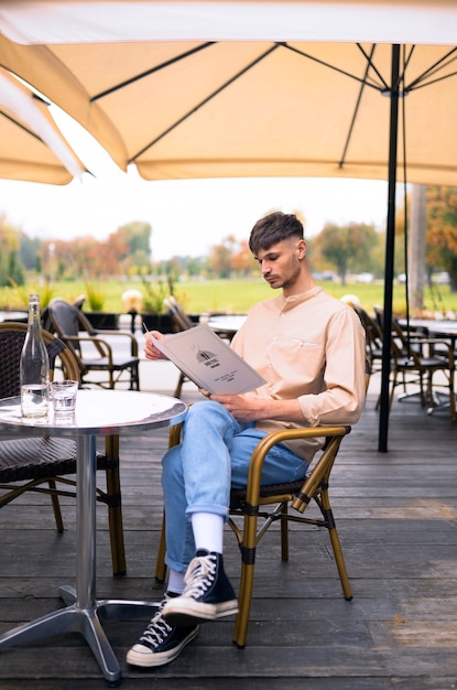 Foto gratuita hombre de tiro completo sentado en el restaurante