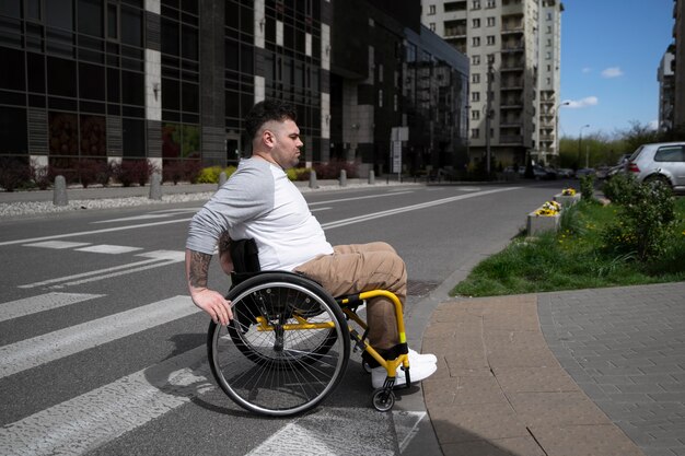 Hombre de tiro completo en silla de ruedas al aire libre