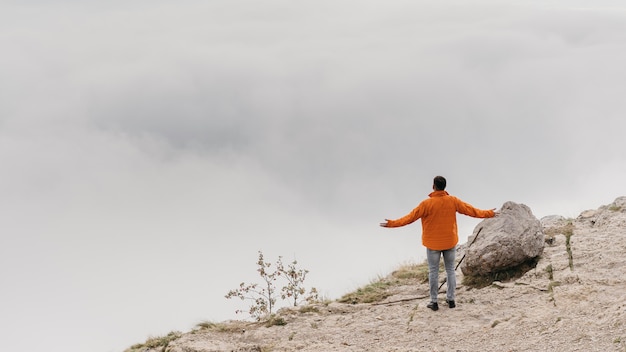 Foto gratuita hombre de tiro completo sintiéndose libre