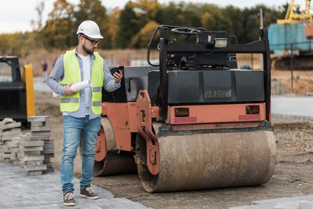 Hombre de tiro completo en el sitio de construcción