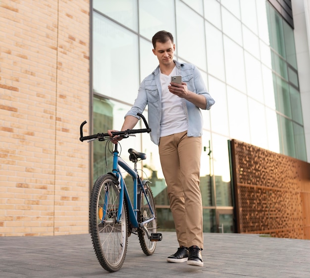 Hombre de tiro completo con smartphone