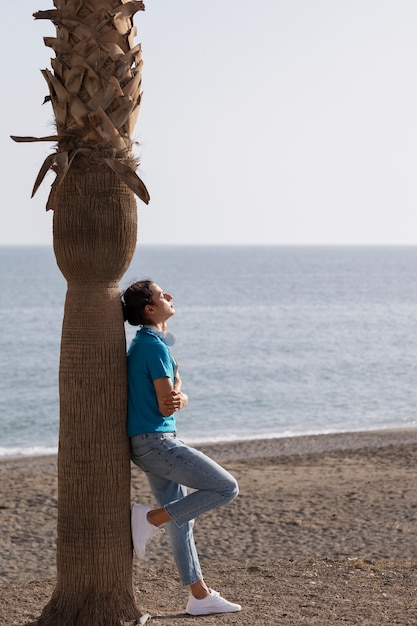 Foto gratuita hombre de tiro completo solo en la playa