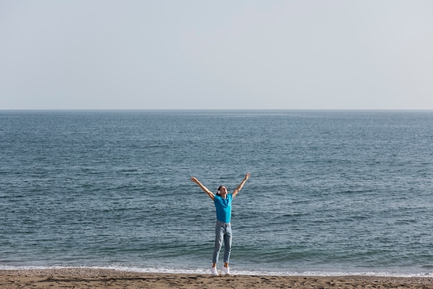 Hombre de tiro completo solo en la playa.