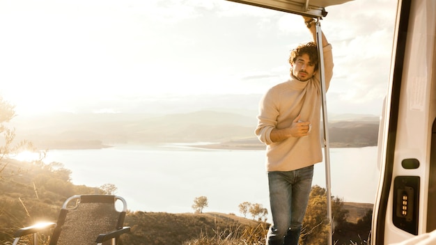 Foto gratuita hombre de tiro completo con taza al aire libre