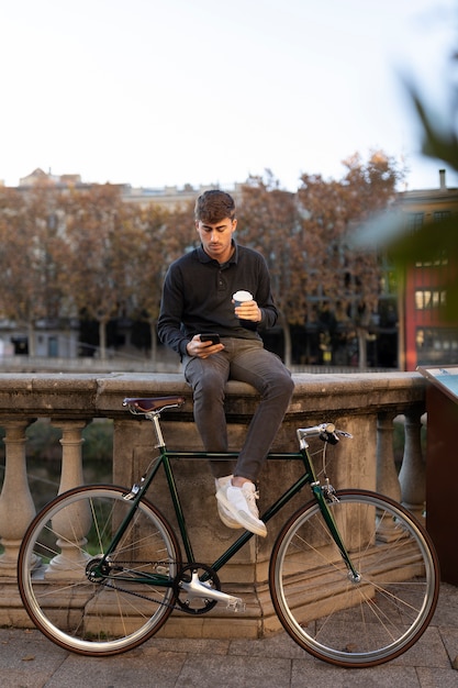 Hombre de tiro completo con taza de café