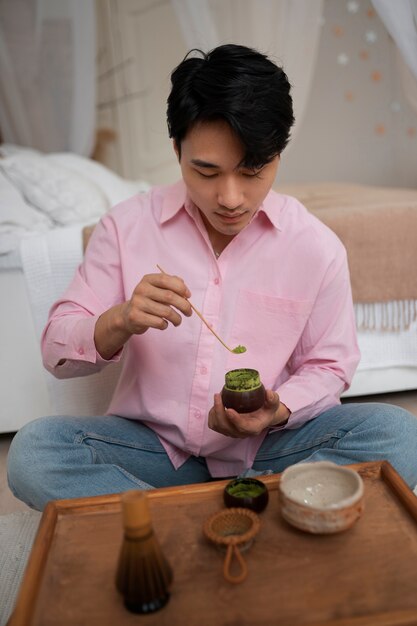 Hombre de tiro completo con té matcha