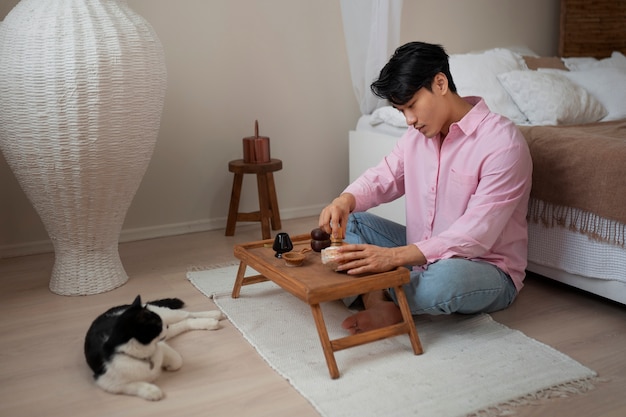 Foto gratuita hombre de tiro completo con té matcha