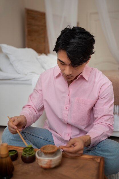 Hombre de tiro completo con té matcha