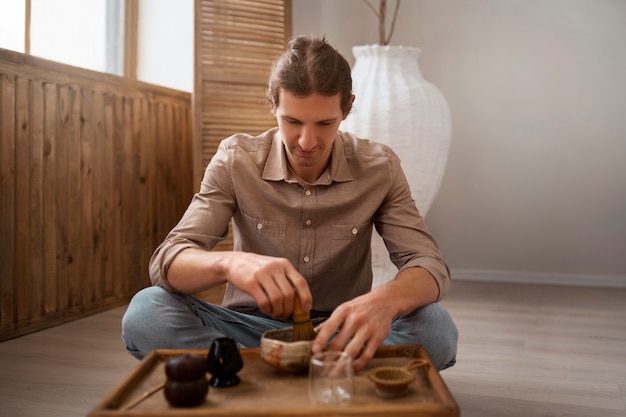 Foto gratuita hombre de tiro completo con té matcha