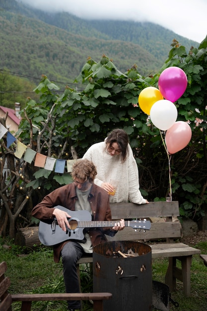 Foto gratuita hombre de tiro completo tocando la guitarra