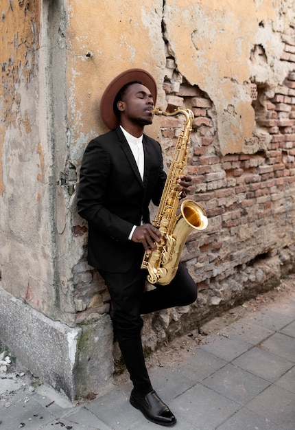 Hombre de tiro completo tocando el saxofón