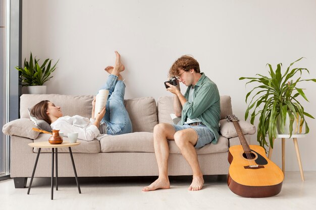 Hombre de tiro completo tomando fotos de mujer