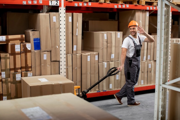 Hombre de tiro completo trabajando en almacén