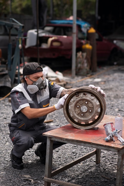 Hombre de tiro completo trabajando con guantes.