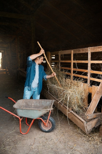 Foto gratuita hombre de tiro completo trabajando con horquilla