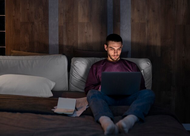 Hombre de tiro completo trabajando tarde en la noche