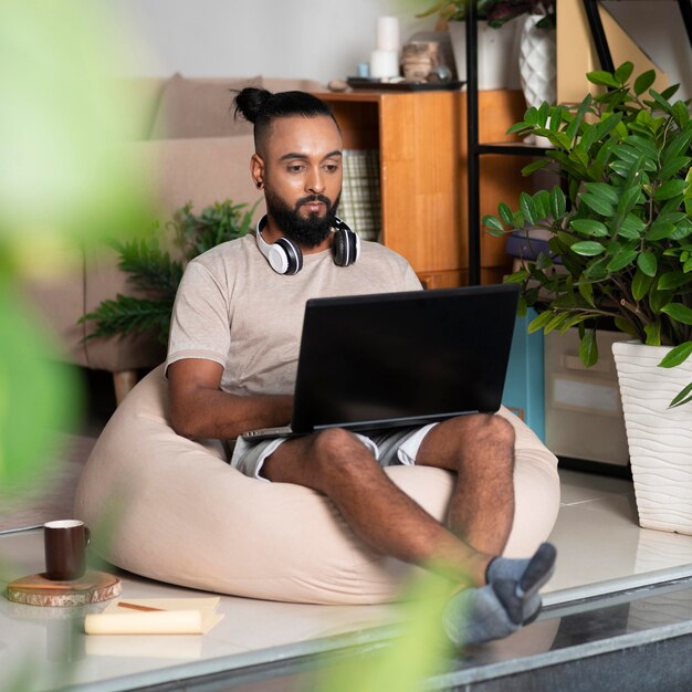 Hombre de tiro completo con trabajo portátil