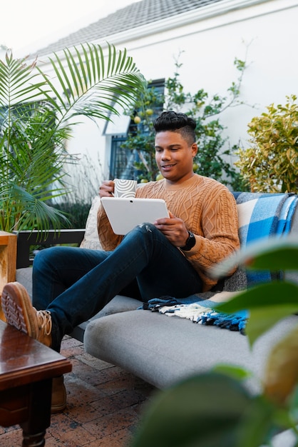 Foto gratuita hombre de tiro completo usando tableta al aire libre