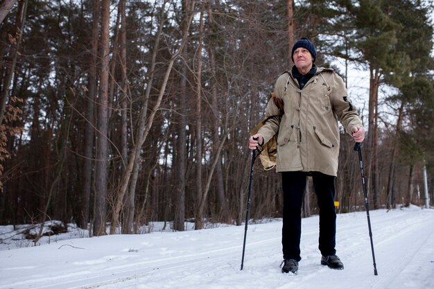 Hombre de tiro completo viajando temporada de invierno