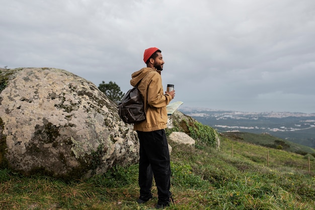 Hombre de tiro completo en viaje de senderismo