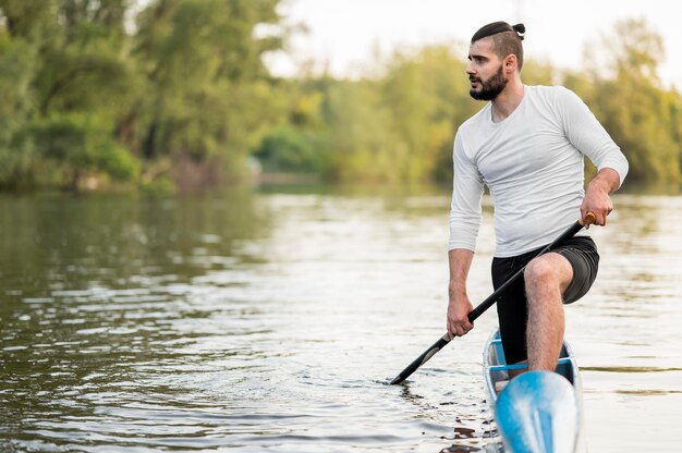 Hombre de tiro largo en el agua