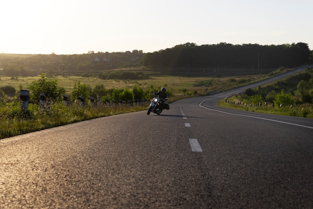 Hombre de tiro largo andando en moto