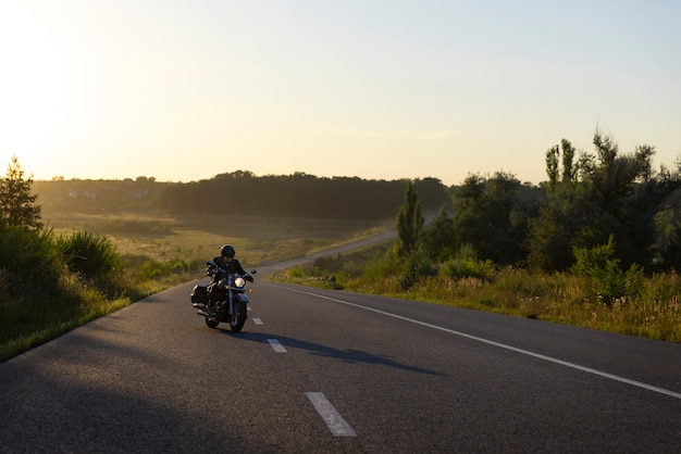 Hombre de tiro largo andando en moto