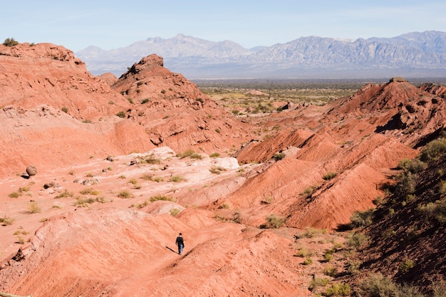 Hombre de tiro largo caminando en el paisaje del cañón