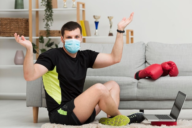 Hombre de tiro largo entrenando mientras usa una máscara médica