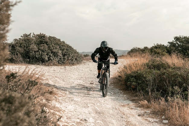 Hombre de tiro largo en equipo de ciclismo de montaña