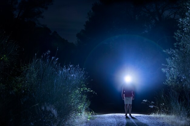 Hombre de tiro largo con luz de cabeza