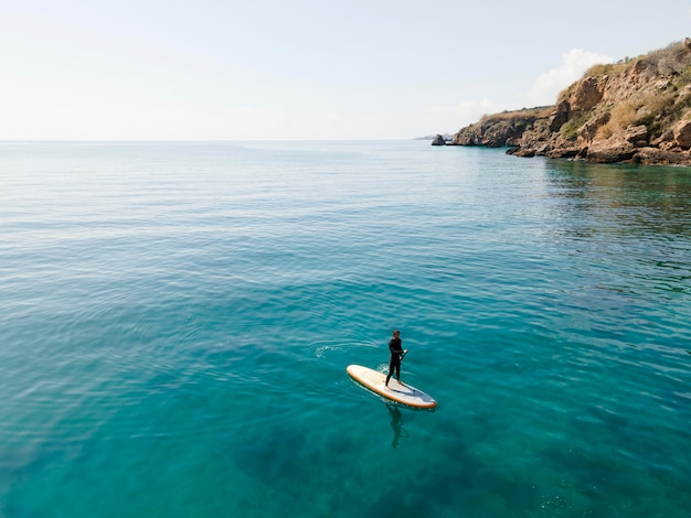 Hombre de tiro largo surfeando con hermosa vista