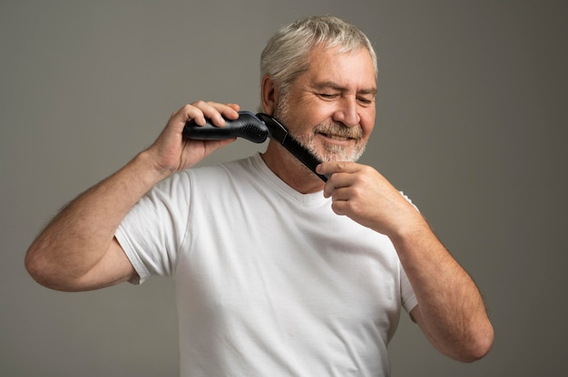 Foto gratuita hombre de tiro medio acicalado barba