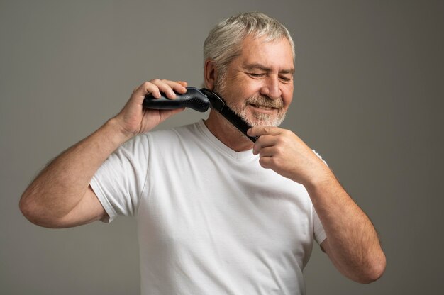 Hombre de tiro medio acicalado barba