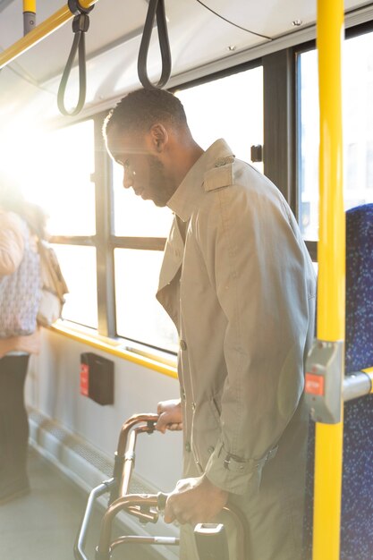 Hombre de tiro medio con andador viajando en autobús