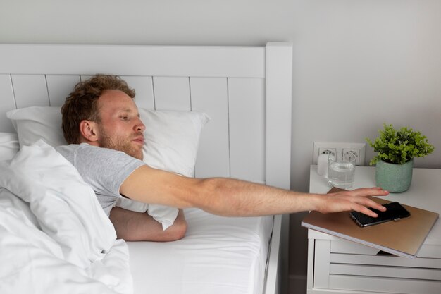 Hombre de tiro medio apagando la alarma