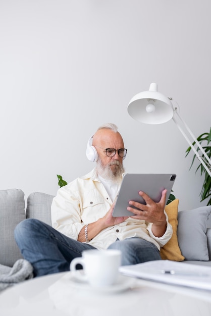 Hombre de tiro medio aprendiendo con tableta